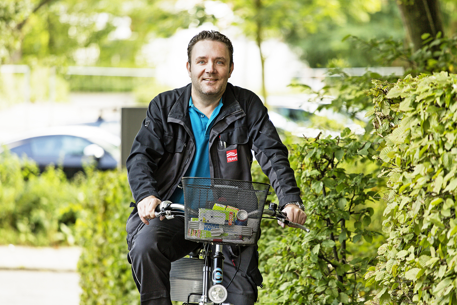 Ein Hauswart der TRAVE auf seinem Dienstrad.