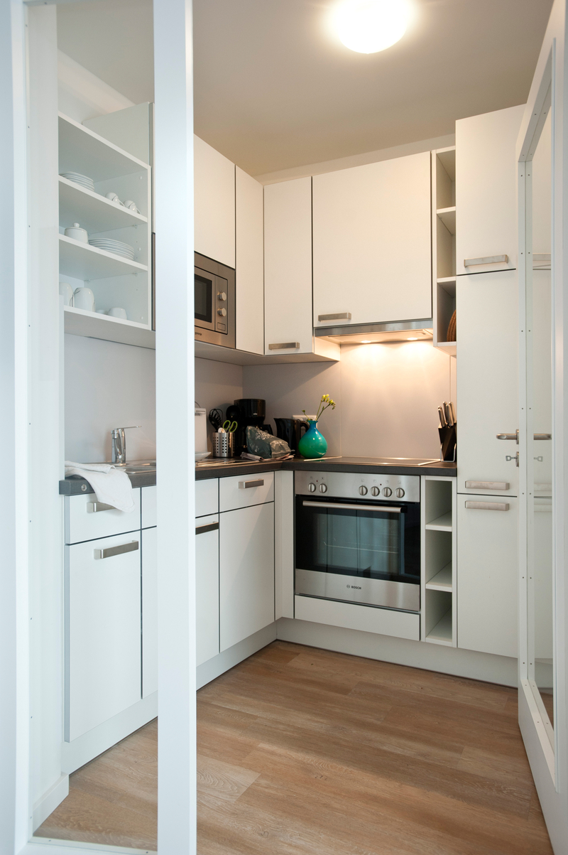 Blick in die moderne Einbauküche mit Küchengeräten.