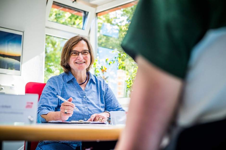 Die Wohn- und Sozialberaterin der TRAVE im Gespräch mit einem Mieter.