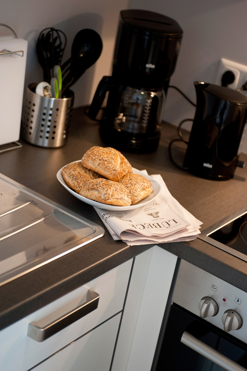 Kaffeemaschine und Wasserkocher.