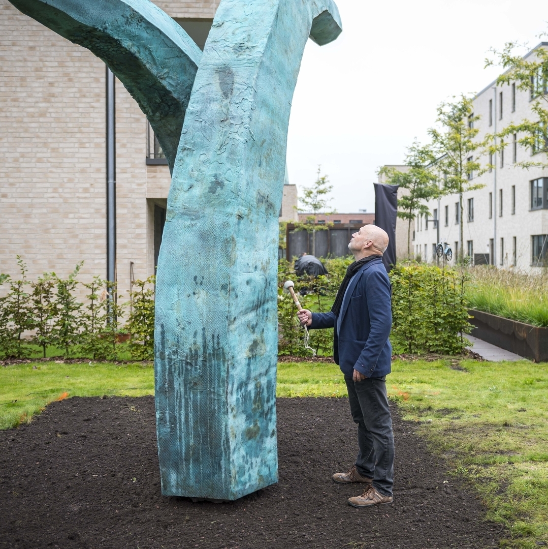 Tim Mertens bei der Einweihung der Bronzeplastik "Verwandlung" im Oktober 2024.