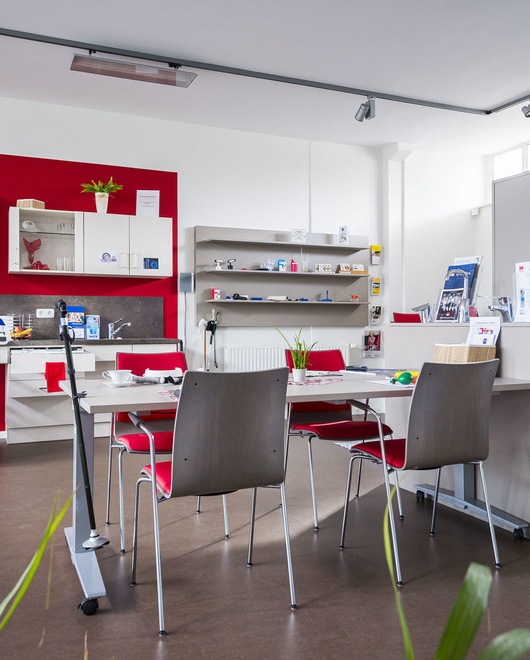 Der Ausstellungsraum in der Wohnberatungsstelle mit verschiedenen Optionen zur barrierefreien Ausstattung der Wohnung und Hilfsmitteln.