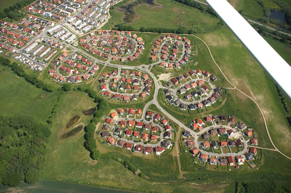 Luftbild der Siedlung Bornkamp. Die Häuser sind wie Inseln angeordnet. 