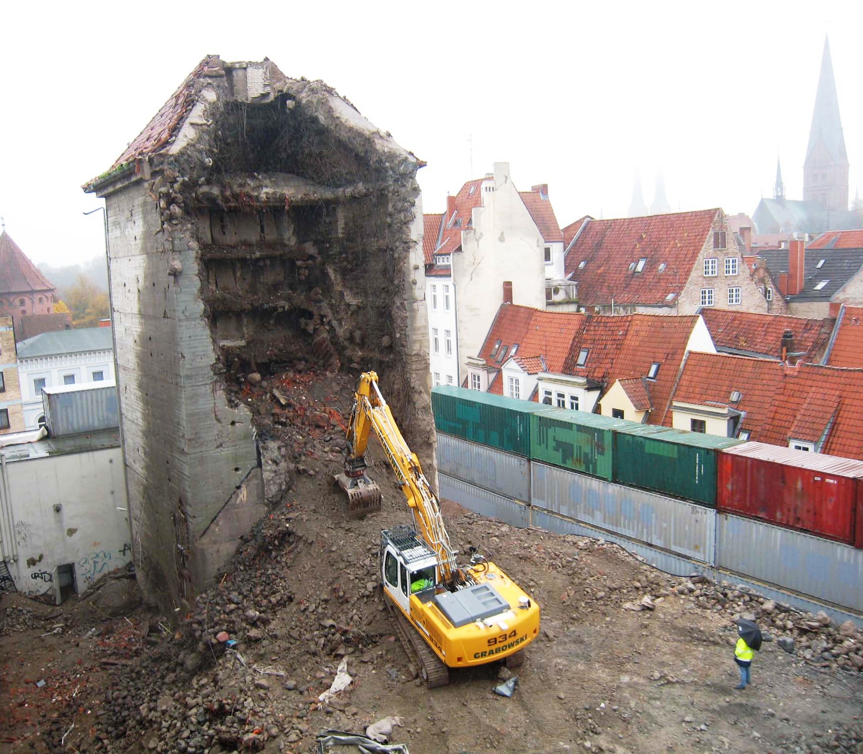Abbruch des Aalhofbunkers in der Lübecker Altstadt Bagger reißt einen Bunker in der Altstadt zwischen historischen Gebäuden ab