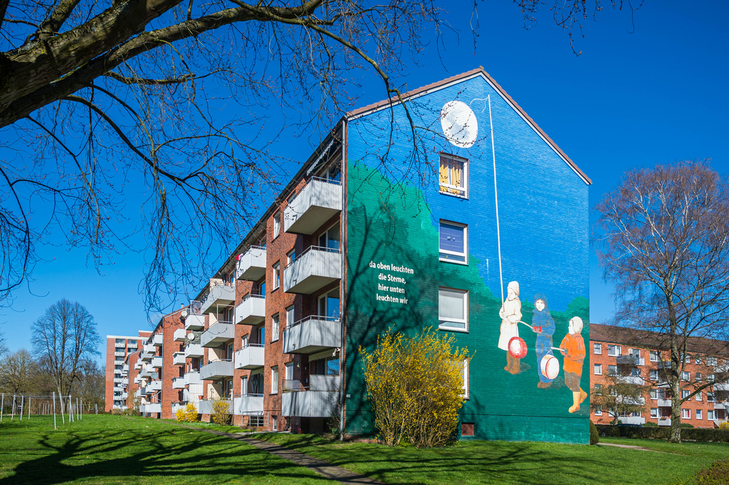 Das Wandgemälde an der Giebelseite des Hauses Rotkäppchenweg 1.
