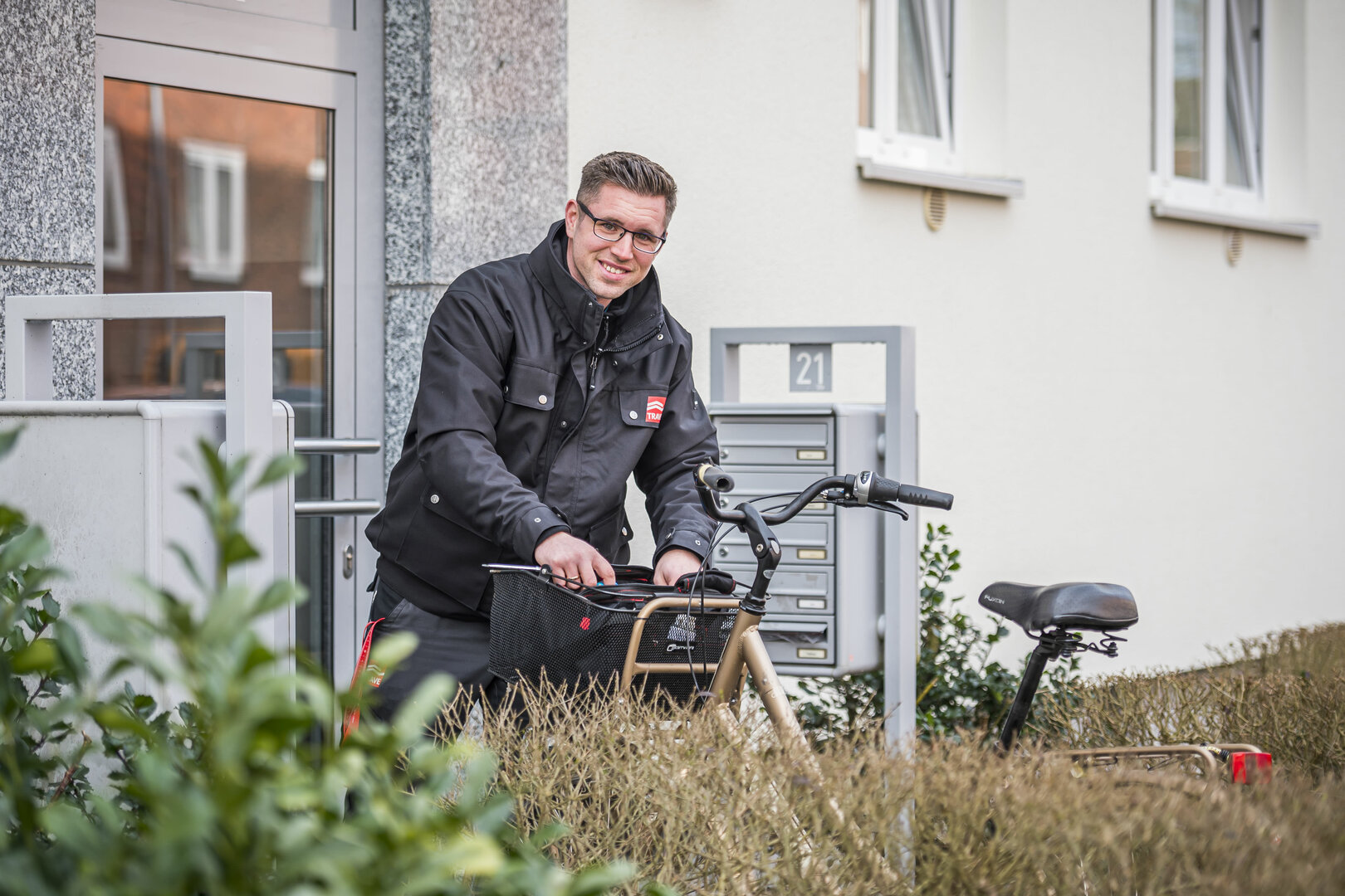Unsere Hauswarte sind freundlich und kompetent für die Mierterinnen und Mieter da. Ein Hauswart der TRAVE beläd sein Dienstrad für den nächsten Einsatz.